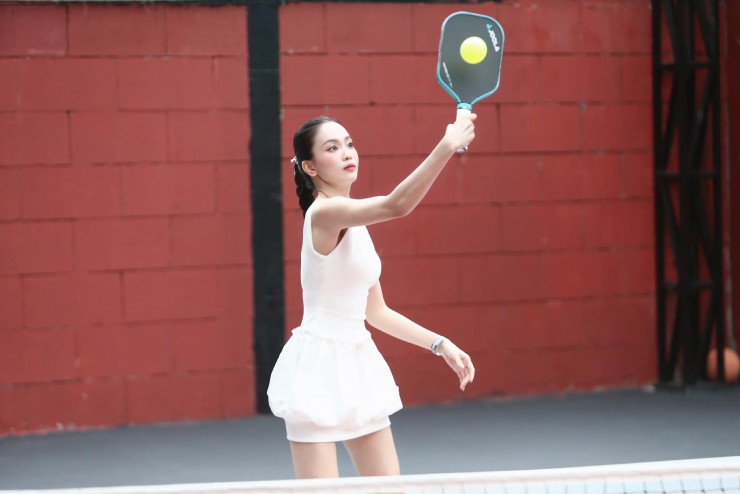 Chỉ sau thời gian ngắn làm quen với pickleball, Đặng Yến đã liên tiếp ghi dấu ấn tại các giải đấu lớn: vô địch đôi nam nữ Celeb tại Vietnam Travel Pickleboo Open 2024, vào sâu các vòng đấu giải DinknDrink – PicknBoom 2024, và lọt top 8 đôi nam nữ nghệ sỹ tại VPO TP.HCM Open 2025.

Cô nổi bật với lối chơi lăn xả, khả năng phòng thủ ấn tượng và tinh thần thi đấu mạnh mẽ, truyền cảm hứng cho đồng đội cũng như khán giả.

Ngoài thể thao, Đặng Yến còn thường xuyên tập gym, tích cực giao lưu và lan tỏa tinh thần thể thao đến cộng đồng. Cô đặt mục tiêu tiếp tục nâng cao trình độ, chinh phục thêm nhiều danh hiệu và trở thành hình mẫu cho thế hệ trẻ yêu thể thao Việt Nam.
