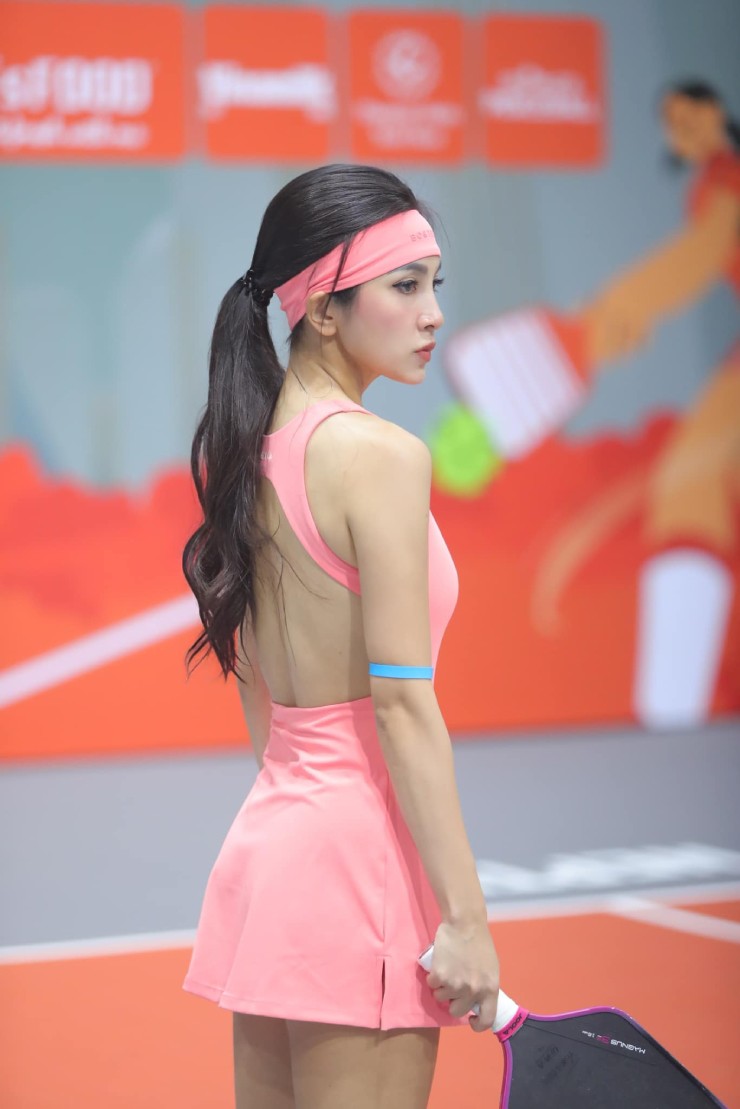 Nổi tiếng là “nữ hoàng phòng gym”, Jessie Lương từng có thời gian sinh sống và làm việc tại Mỹ trước khi trở về Việt Nam cuối năm 2020. Cô xây dựng hình ảnh khỏe khoắn, cá tính với phong cách “cool girl”, thường xuyên truyền cảm hứng tập luyện qua các clip gym, bơi lội, thử thách giảm eo và chế độ ăn uống khoa học. Jessie từng phát động nhiều chương trình thử thách tập luyện, giúp hàng nghìn người thay đổi vóc dáng tích cực.

Chỉ sau khoảng 6 tháng làm quen với pickleball, Jessie Lương đã tích cực tham gia các giải đấu phong trào, ghi dấu ấn với lối chơi mạnh mẽ, kỹ thuật, di chuyển nhanh nhẹn và tinh thần thi đấu máu lửa. Cô liên tiếp giành thành tích cao: 2 giải ba, 1 ngôi á quân ở cấp độ Newbie, lọt top 3 đôi nam nữ Celeb giải Vietnam Travel Pickleboo Open 2024, á quân Vietnam Pickleball Open Cup Artist 2025 dù thi đấu trong tình trạng chấn thương và thiếu ngủ.
