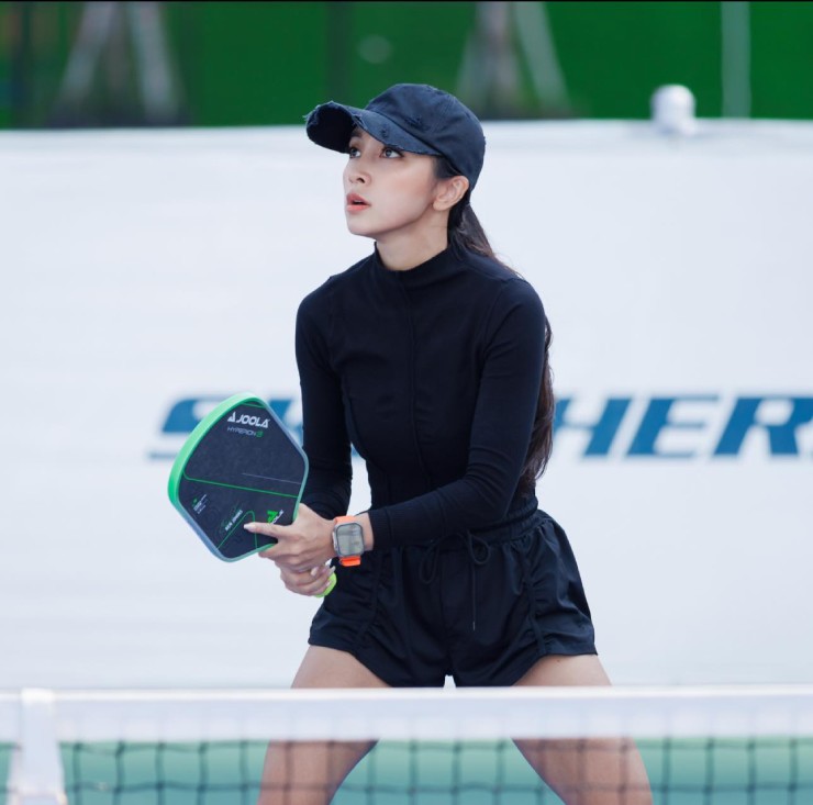 Jessie Lương tập luyện pickleball gần như mỗi ngày, có hôm ra sân 2-3 lần, mỗi lần 2 tiếng nếu không bận công việc. Cô coi pickleball là cách kết nối bạn bè lành mạnh, nâng cao sức khỏe, đồng thời giúp bản thân rèn luyện tâm lý thi đấu. Jessie không đặt nặng mục tiêu vô địch mà luôn hướng đến sự tiến bộ sau mỗi giải và lựa chọn các giải đấu có tổ chức chuyên nghiệp, tinh thần thể thao cao thượng.

Ngoài thể thao, Jessie Lương khá kín tiếng về đời tư, tập trung phát triển kênh cá nhân và dự định thực hiện nhiều dự án truyền cảm hứng thể thao cho cộng đồng, đặc biệt là phụ nữ trẻ. Với hình ảnh hiện đại, năng động, Jessie Lương là đại diện tiêu biểu cho thế hệ nữ vận động viên phong trào: đẹp, khỏe, bản lĩnh và luôn truyền cảm hứng sống tích cực.
