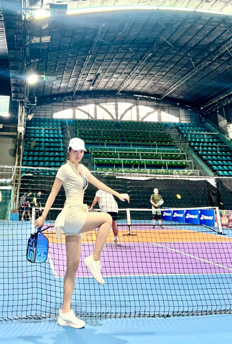 Trước khi đến với pickleball, Lê Nhàn từng giành hạng 3 chung cuộc tại giải đua xe ô tô thể thao tốc độ Super Endurance ở Thái Lan, minh chứng cho tinh thần thể thao đa năng và bản lĩnh thi đấu của cô. Ngoài ra, cô có nhiều năm tập gym, sở hữu bằng huấn luyện viên, đồng thời thường xuyên tập luyện các bộ môn như bơi, golf, bóng chuyền và võ thuật.
