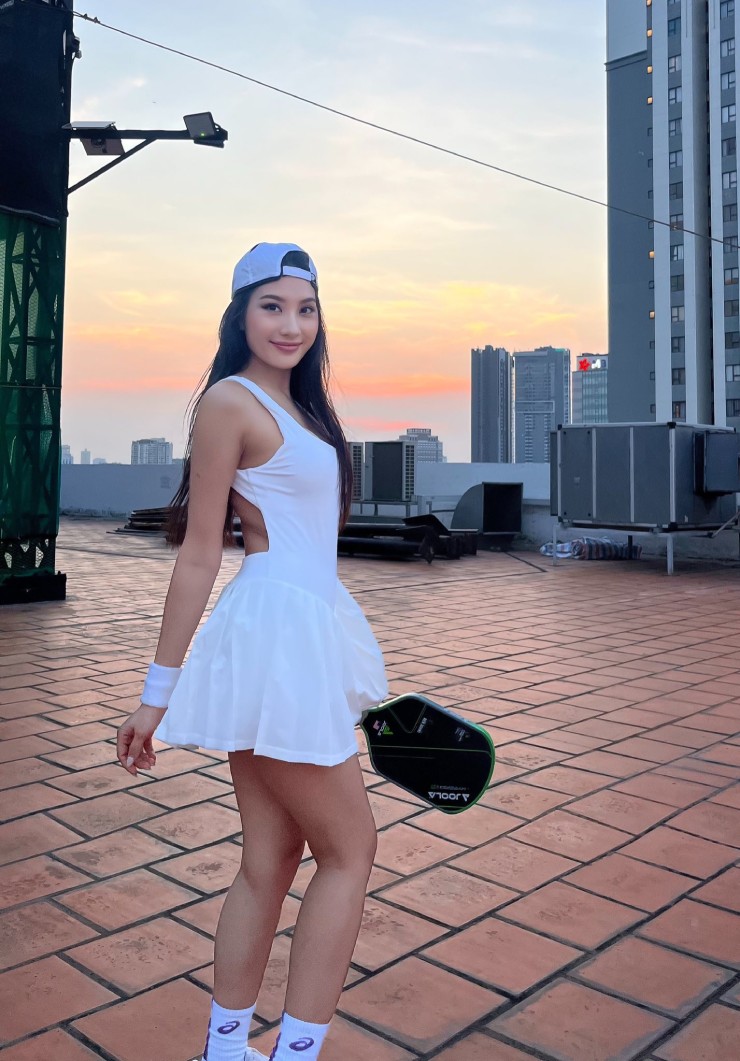 Bên cạnh gym, Phương Liên còn chơi tốt nhiều bộ môn như cầu lông, bơi lội, cưỡi ngựa và bắn cung. Gần một năm qua, cô bén duyên với pickleball, ban đầu chỉ coi đây là hoạt động giải trí cùng bạn bè nhưng sau đó dần nghiêm túc theo đuổi. Hiện tại, Liên tập luyện pickleball trung bình 6 buổi mỗi tuần, mỗi buổi kéo dài 3-4 tiếng để nâng cao kỹ năng và thể lực.
