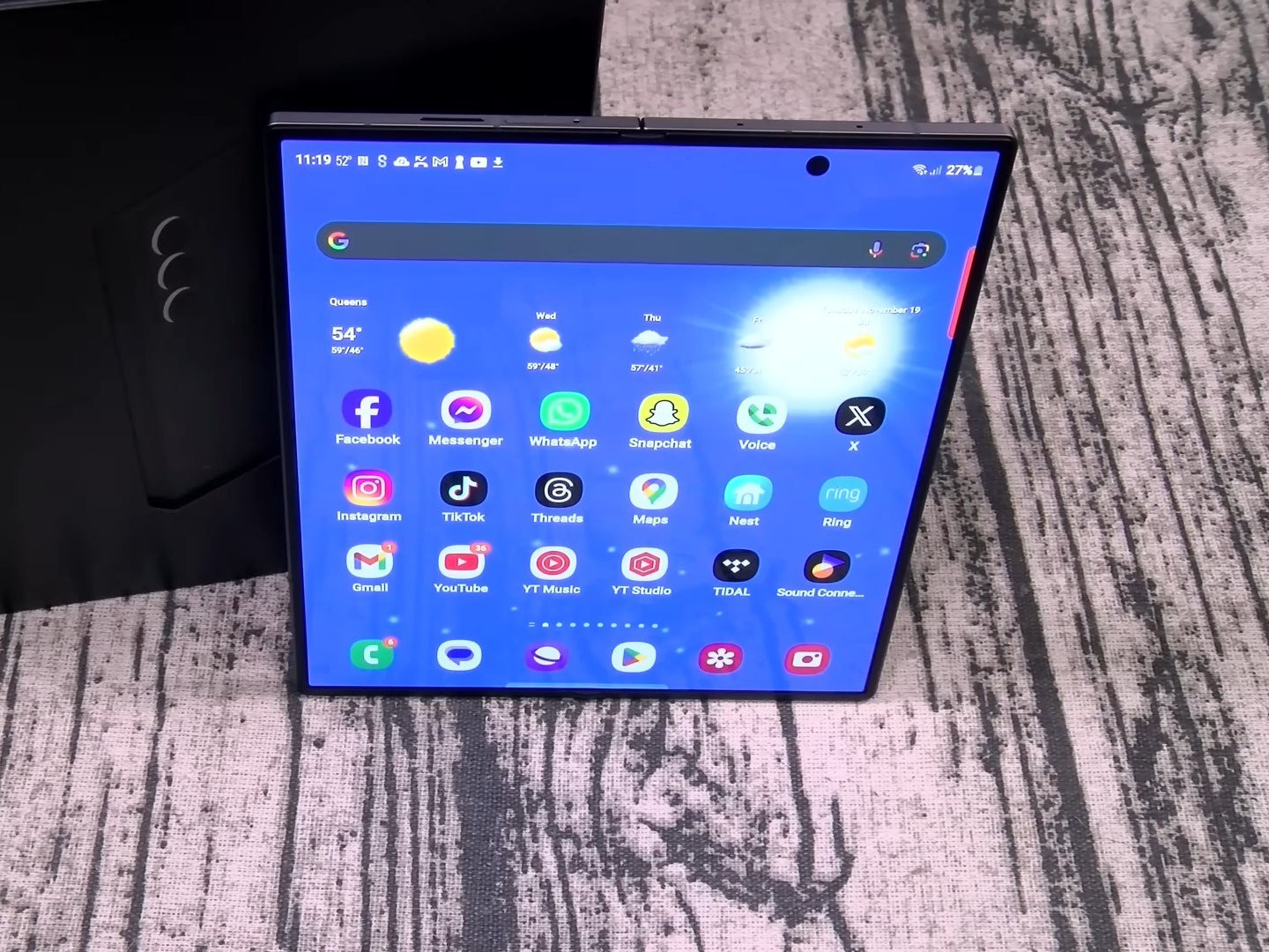 Samsung Galaxy Z Fold 6 SE với&nbsp;lỗ khoét trên màn hình chính.