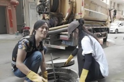 Cô gái bỏ việc lương cao về quê móc cống