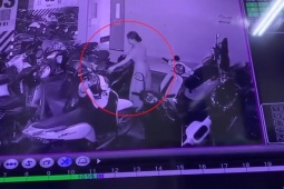Clip: Bức xúc người phụ nữ lấy chỗ để xe, khiến hàng loạt xe máy bị đổ kềnh