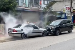 VIDEO: Tài xế Xpander dùng xe mình  " ghìm "  xe Mercedes có tài xế bất tỉnh trên ghế lái