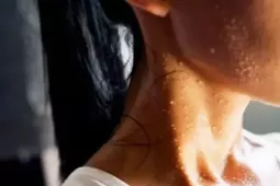 Dấu hiệu cảnh báo đau tim, mắc ung thư chỉ từ... giọt mồ hôi