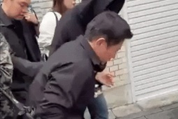 Châu Kiệt Luân  ' già khọm ' , đi lại khó khăn