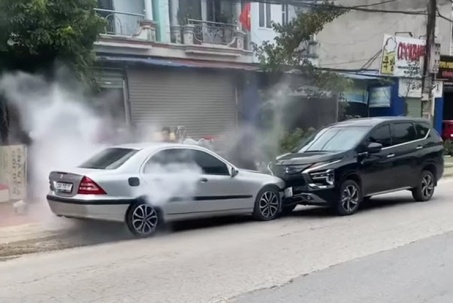VIDEO: Tài xế Xpander dùng xe mình "ghìm" xe Mercedes có tài xế bất tỉnh trên ghế lái