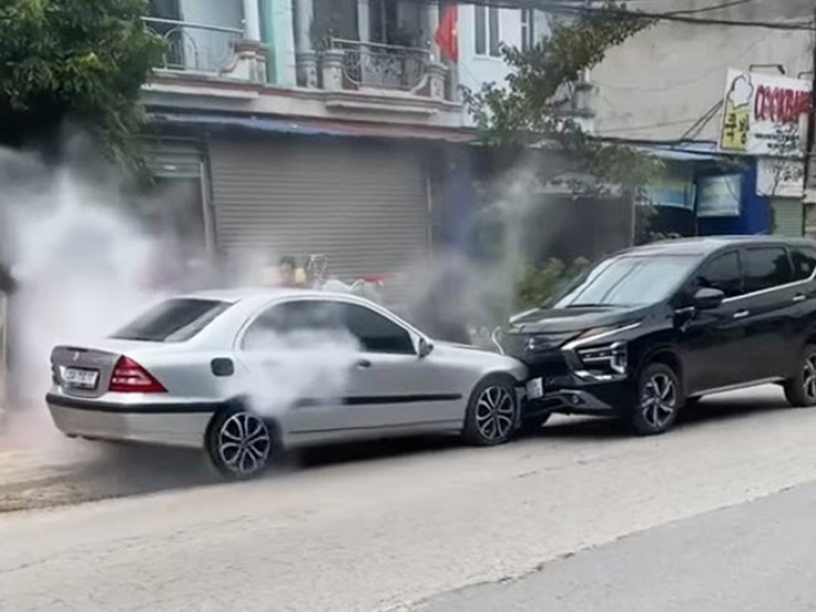 VIDEO: Tài xế Xpander dùng xe mình “ghìm“ xe Mercedes có tài xế bất tỉnh trên ghế lái