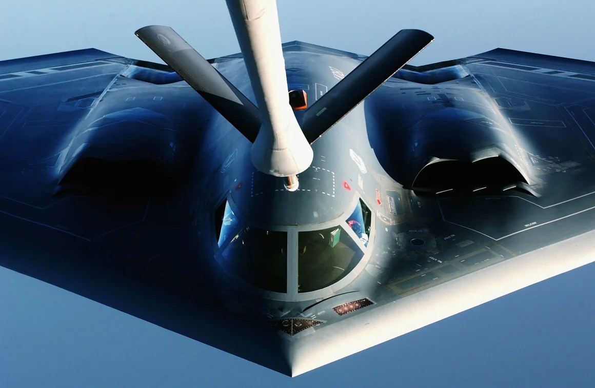 Cận cảnh quái vật B-2 tiếp nhiên liệu trên không. Ảnh: USAF Cận cảnh quái vật B-2 tiếp nhiên liệu trên không. Ảnh: USAF