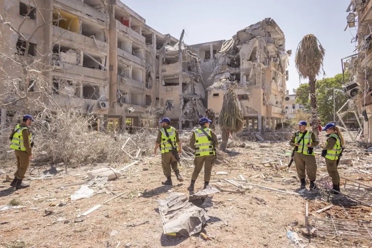 Thiệt hại cơ sở hạ tầng ở Israel ngày càng lớn hơn. Ảnh: NYT.