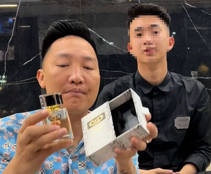 Huấn Hoa Hồng liên tục livestream, quảng cáo bán nước hoa trên trang cá nhân.
