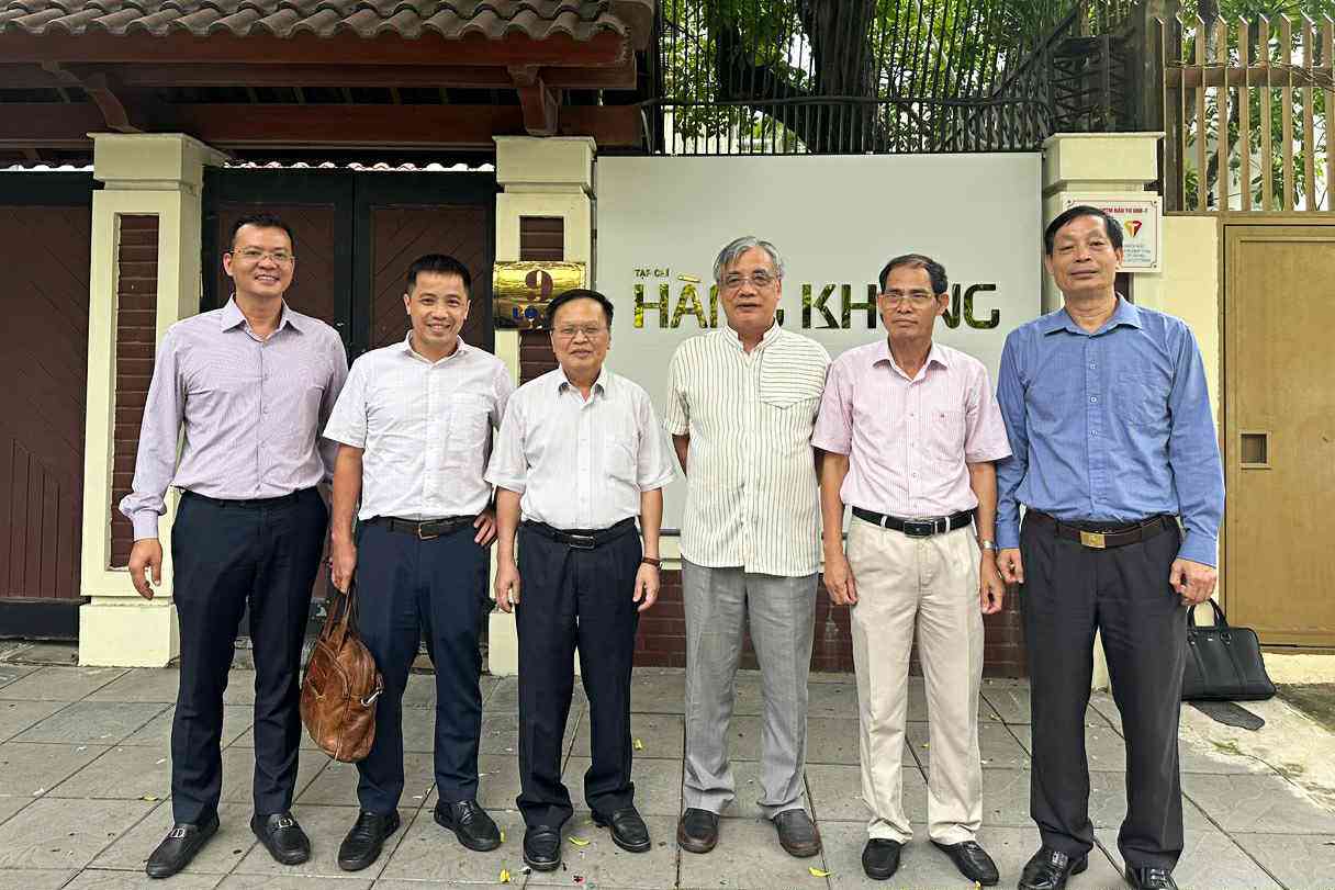 Các chuyên gia chụp ảnh lưu niệm với Ban biên tập Tạp chí