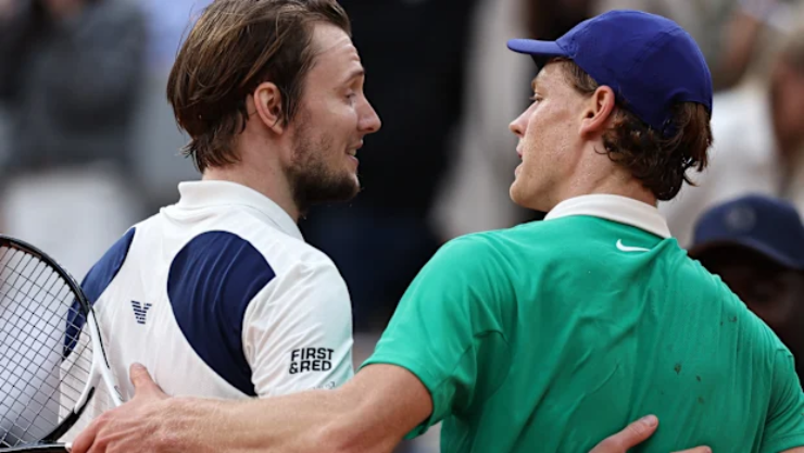 Bublik (áo trắng) tạo cú sốc lớn khi đánh bại Sinner (áo xanh) ở vòng 2 Hallen Open 2025