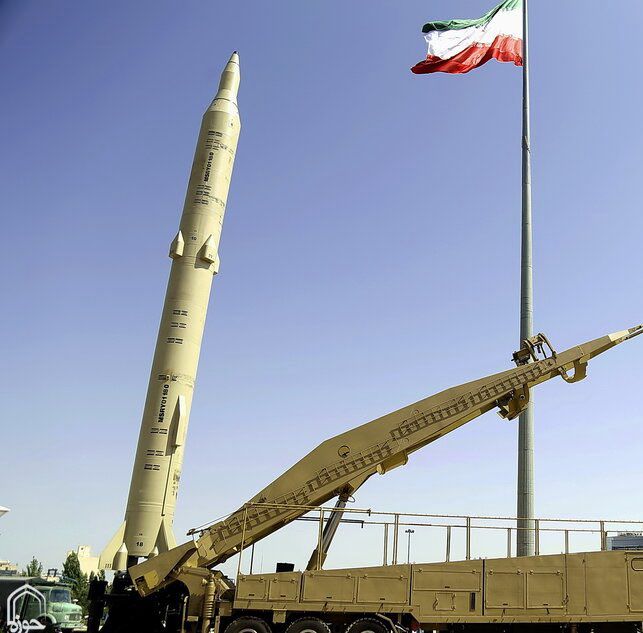 Sejjil là mẫu tên lửa đạn đạo tầm trung siêu nặng lần đầu được Iran đưa vào thực chiến. Ảnh: Defense Security Asia.
