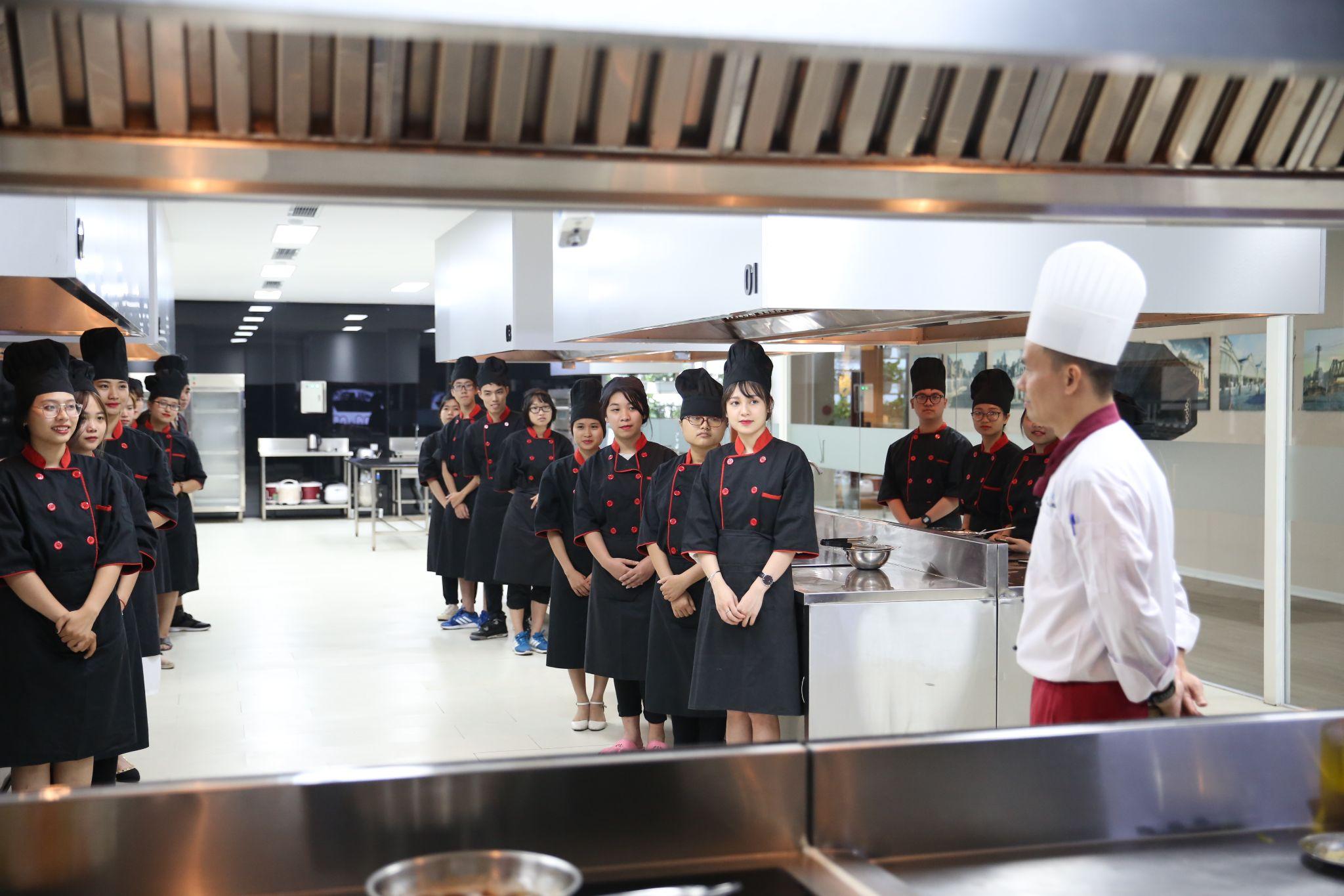 Sinh viên Thăng Long thực hành tại Tổ hợp nhà hàng - khách sạn tiêu chuẩn 5 sao ngay trong Trường