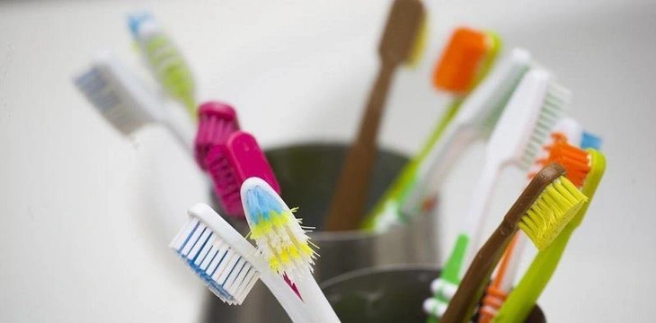 Tuy nhỏ bé nhưng hàng năm có tới hàng triệu bàn chải đã qua sử dụng được thải ra môi trường và chúng cần đến hơn 500 năm để phân huỷ hoàn toàn