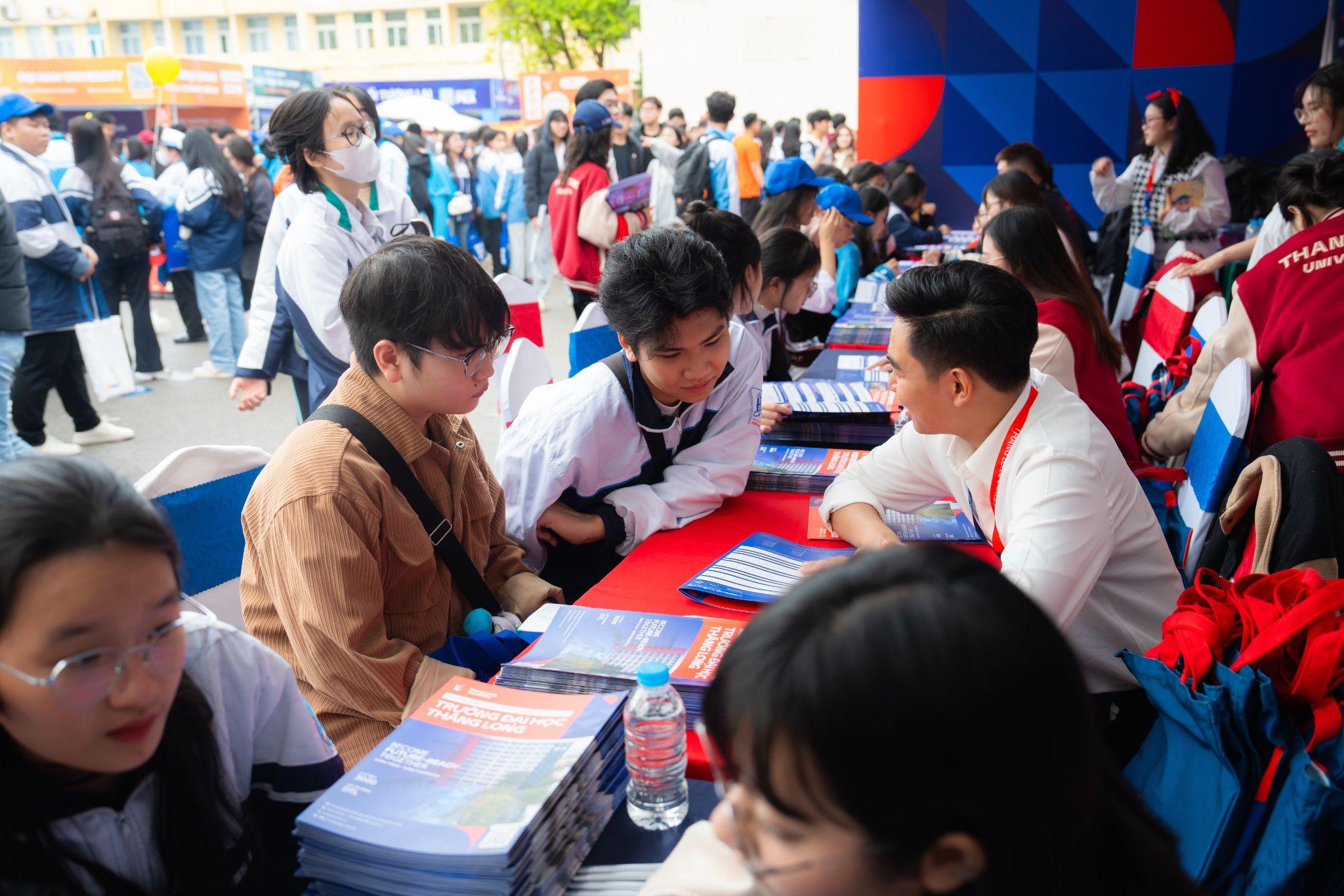 Rất nhiều sĩ tử tham gia chương trình tư vấn tuyển sinh để tìm hiểu ngành học phù hợp