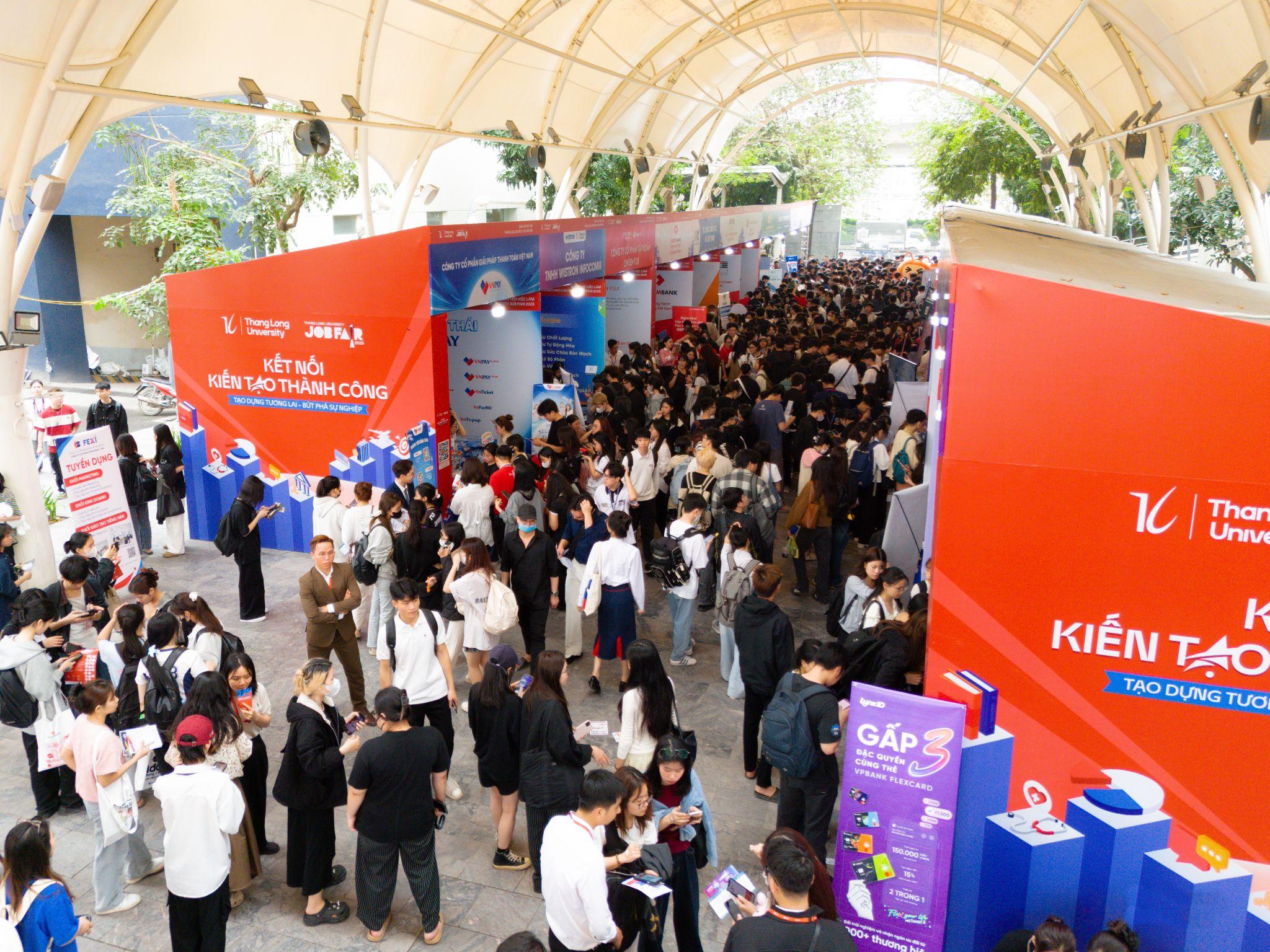 Ngày hội việc làm Job Fair giúp sinh viên Thăng Long tiếp cận các nhà tuyển dụng