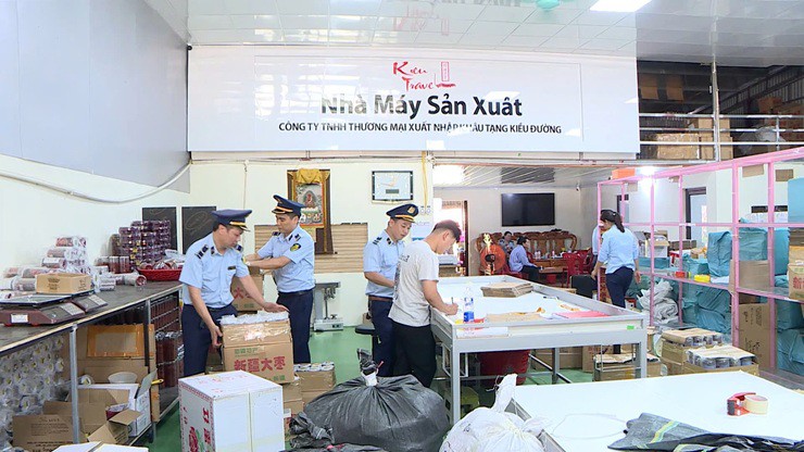 Hơn 7.000 đơn vị sản phẩm hàng hóa của Công ty TNHH Thương mại Xuất nhập khẩu Tạng Kiều Đường bị tạm giữ - Ảnh: QLTT