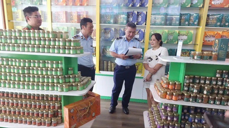 Sản phẩm yến chưng của Công ty TNHH Yến sào Tuấn Dương & TKT được xác định là hàng giả - Ảnh: QLTT
