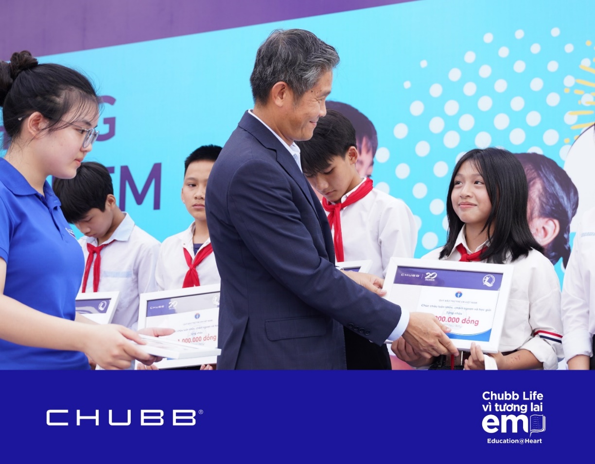 2000 học bổng và quà tặng của Chubb Life Việt Nam được trao cho học sinh có hoàn cảnh khó khăn trên 7 tỉnh thành