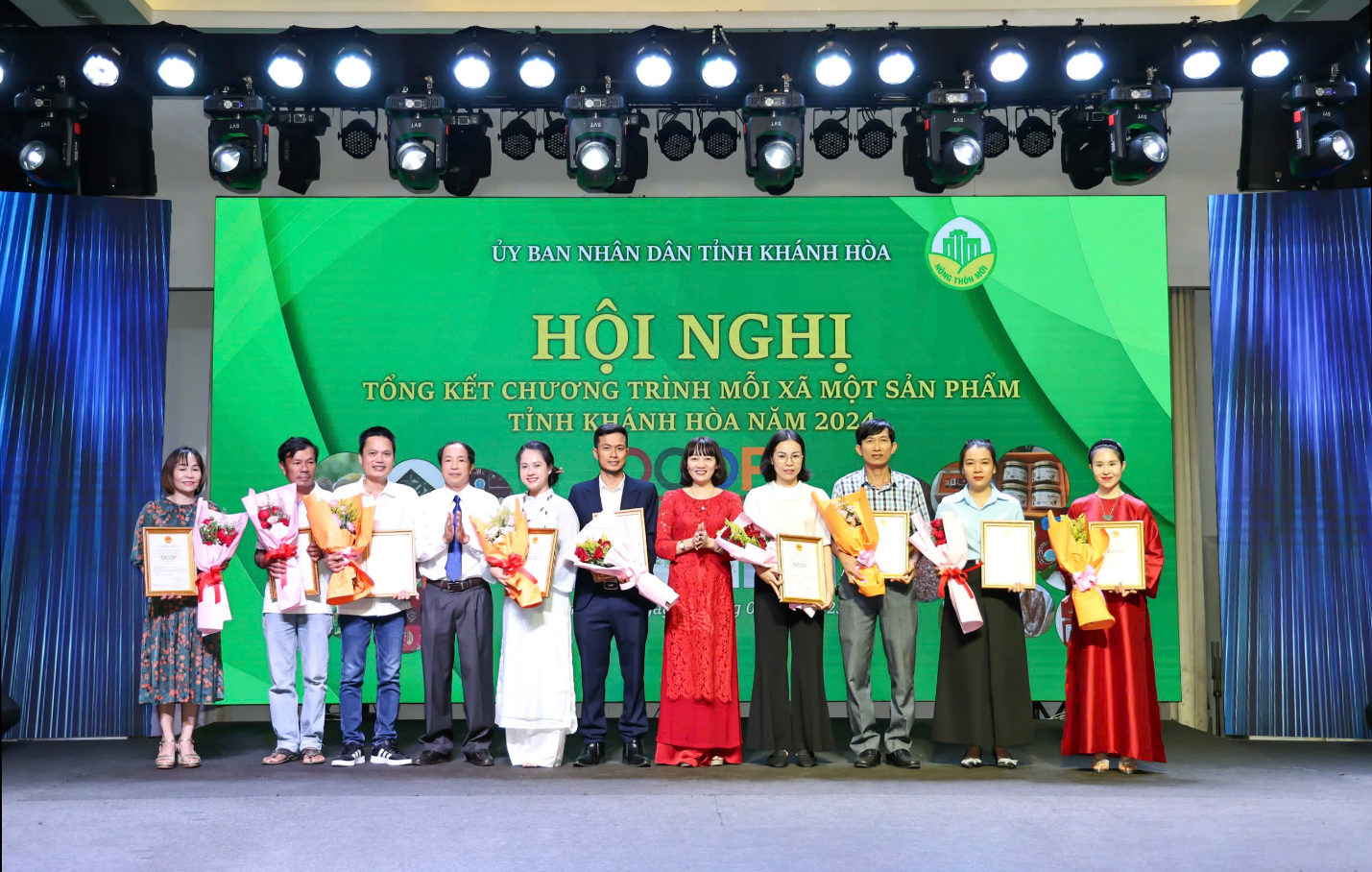Đại diện thương hiệu Yến Sào Hoàng Kim vinh dự nhận chứng nhận OCOP 4 sao từ UBND tỉnh Khánh Hòa trong Hội nghị Tổng kết OCOP 2024.