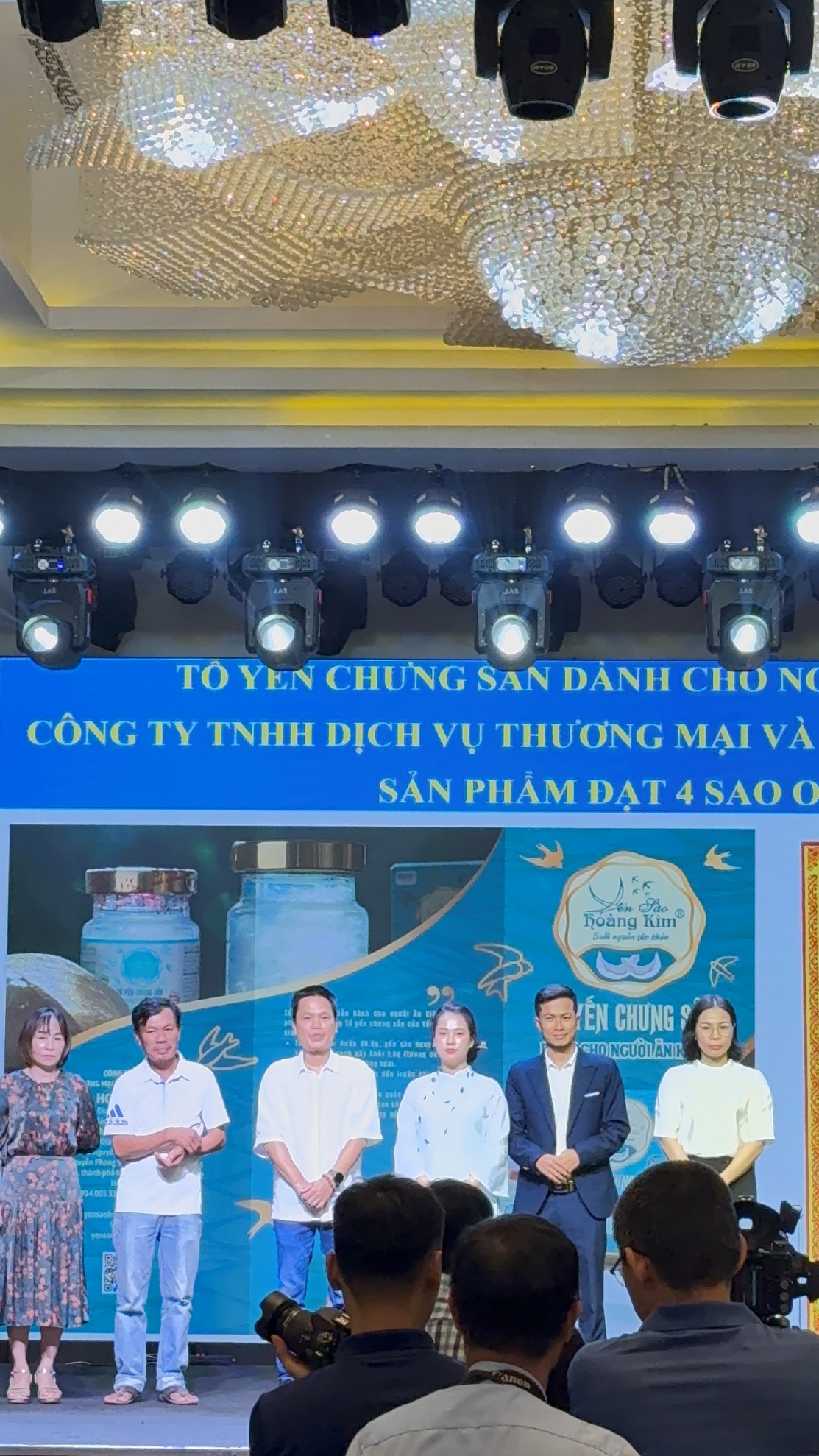Đại diện Yến Sào Hoàng Kim bước lên sân khấu nhận chứng nhận OCOP 4 sao – dấu mốc ghi nhận chất lượng và uy tín thương hiệu.
