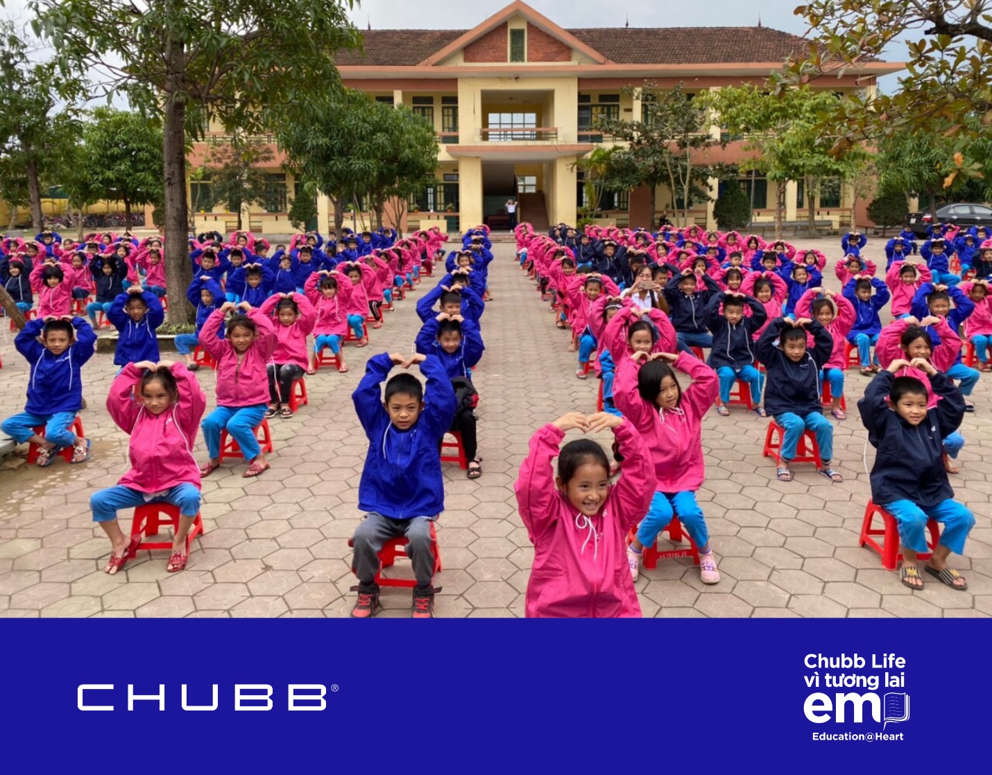 Hàng nghìn chiếc áo ấm của Chubb Life Việt Nam được được trao tặng cho trẻ em trong suốt 20 năm hành trình lan tỏa yêu thương