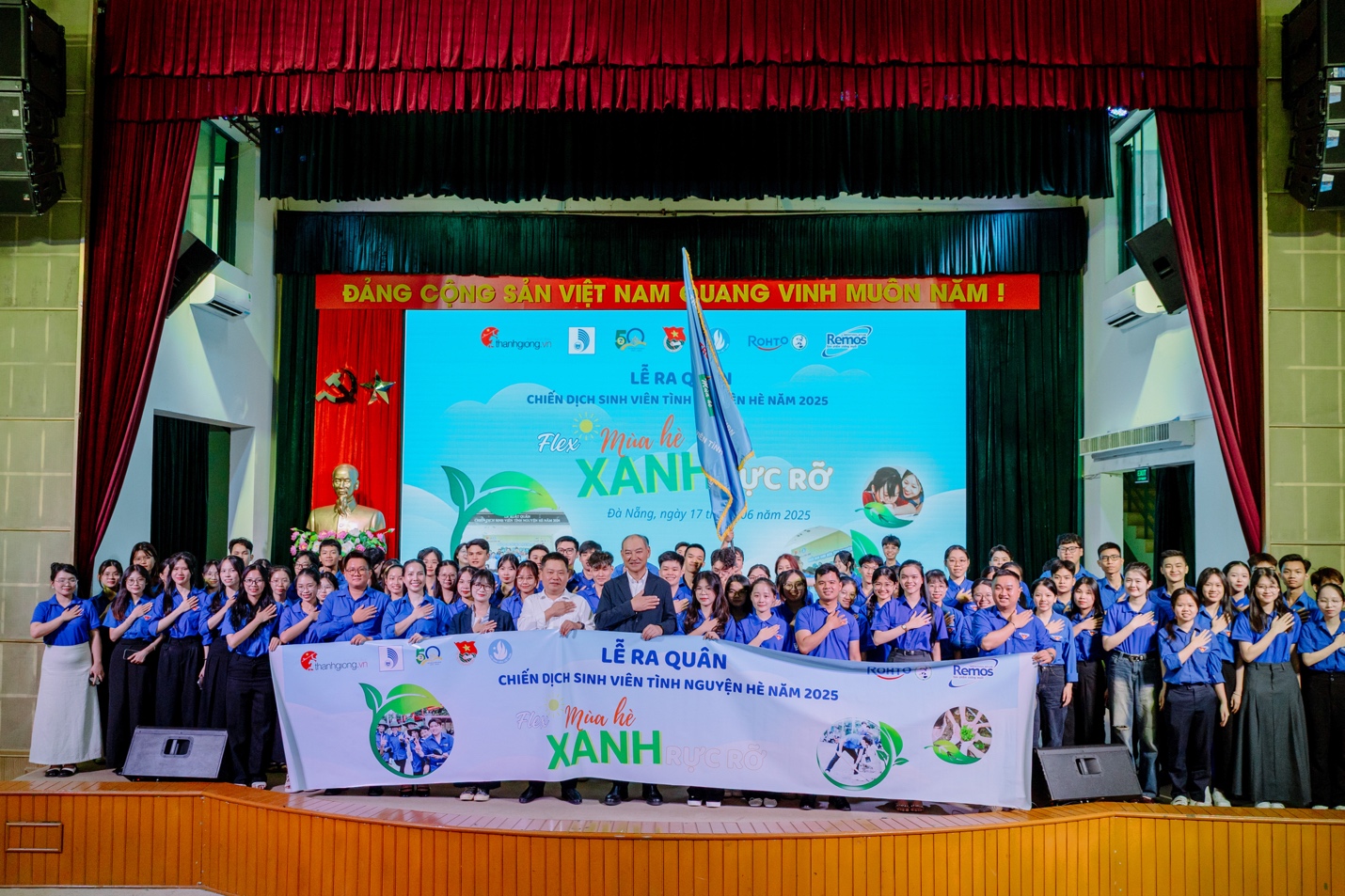 Ban tổ chức chương trình cùng các đội hình tình nguyện trong buổi lễ ra quân.