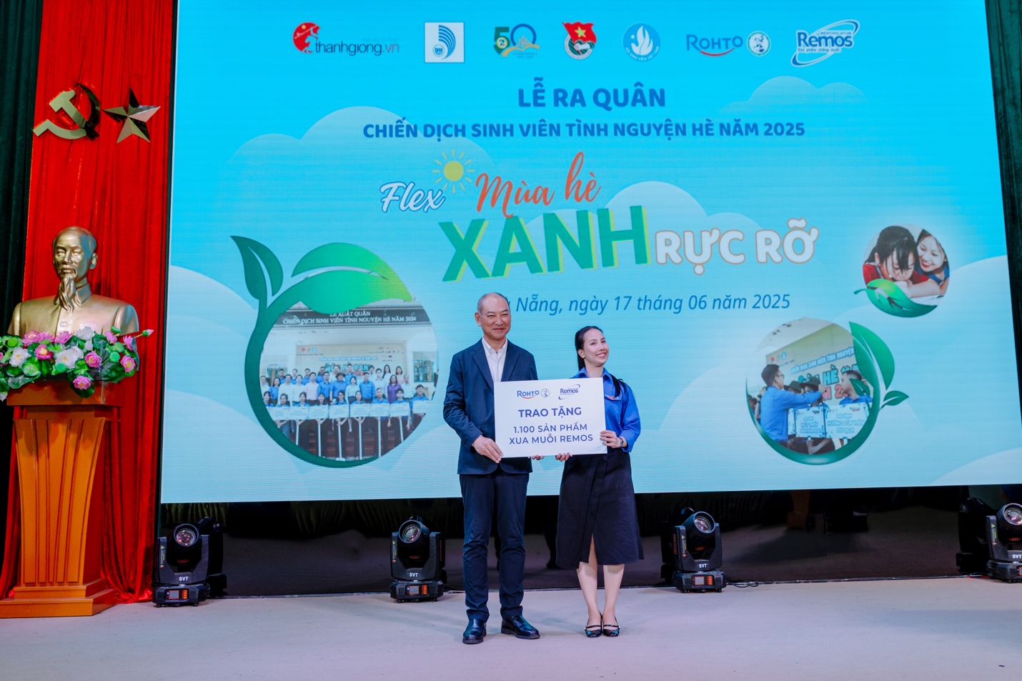 Ông Hirofumi Shiramatsu - Tổng Giám Đốc công ty TNHH Rohto-Mentholatum (Việt Nam) trao tặng sản phẩm Remos cho các tình nguyện viên tham gia chiến dịch tại lễ ra quân.