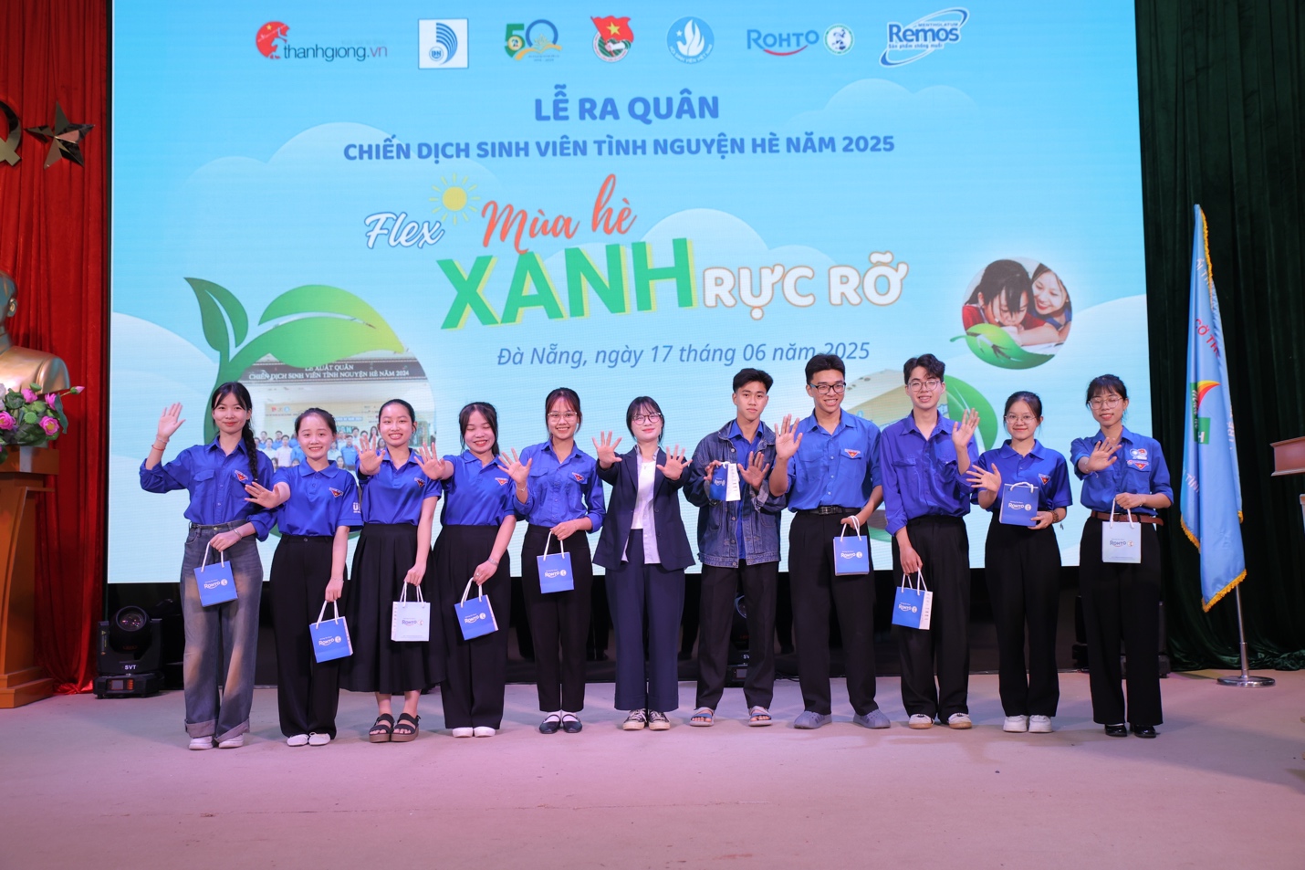 Lan tỏa và chia sẻ thông điệp ý nghĩa của chương trình đến với các tình nguyện viên.