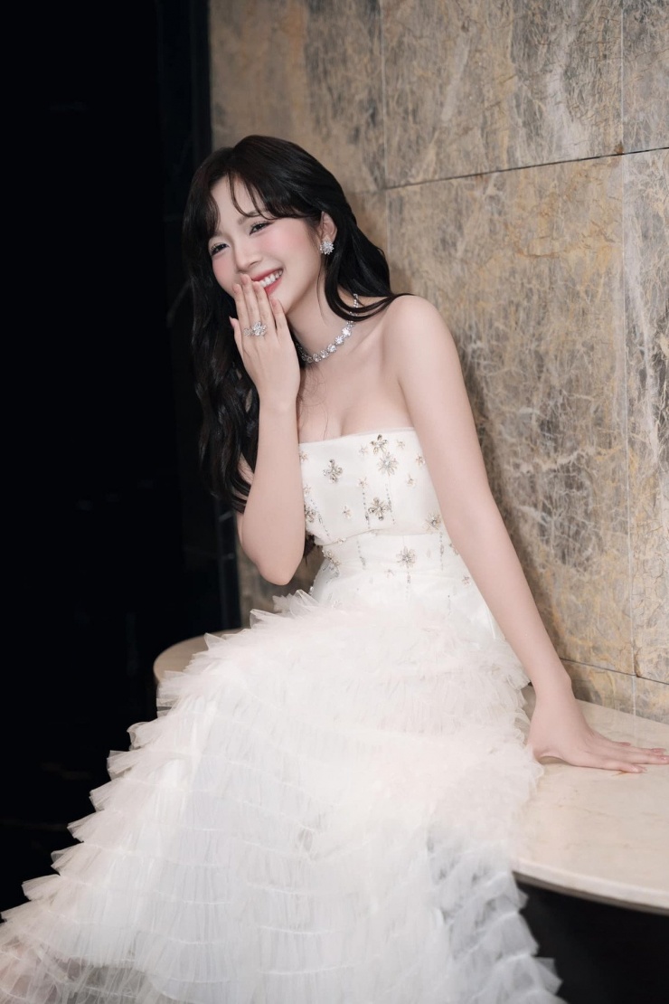 Sở hữu vẻ ngoài xinh xắn, trong trẻo, cô thường được giao những vai diễn ngây thơ, trong sáng. Ảnh: FB Nguyễn Hoàng Ngọc Huyền