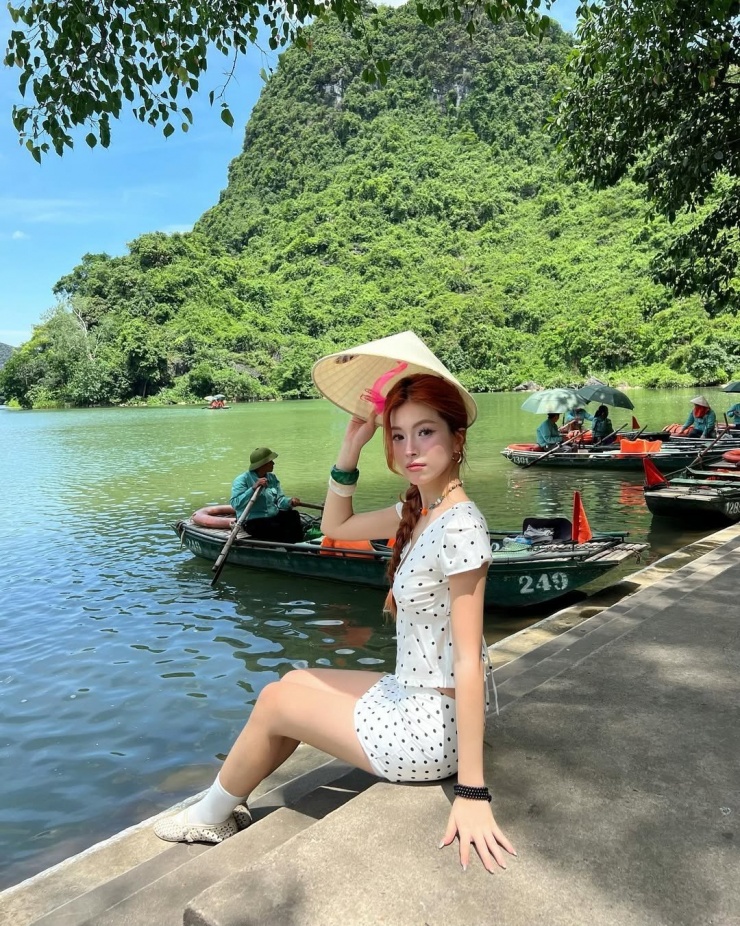 Mới đây, bạn gái của cựu tiền đạo U23 Việt Nam Lê Minh Bình - cô nàng Nguyễn Thụy Bảo Hân đã khiến cộng đồng mạng xôn xao với loạt ảnh khoe sắc vóc rạng rỡ, ngọt ngào trong chuyến du lịch khám phá non nước Ninh Bình.