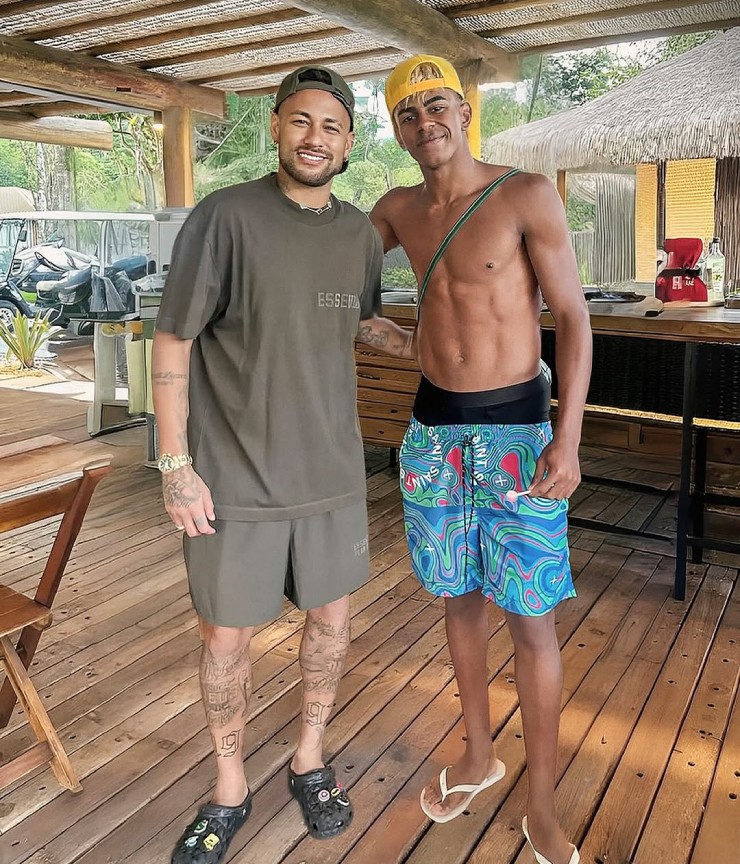 Lamine Yamal, tài năng trẻ của Barcelona, vừa có kỳ nghỉ đáng nhớ tại Brazil khi vui chơi cùng Neymar. Hai ngôi sao đã cùng nhau đá bóng, chơi futvolley trên bãi biển và chia sẻ nhiều khoảnh khắc thân thiết, thu hút sự chú ý của người hâm mộ trên mạng xã hội. Đây là dịp Yamal gặp gỡ thần tượng và học hỏi thêm trước mùa giải mới.
