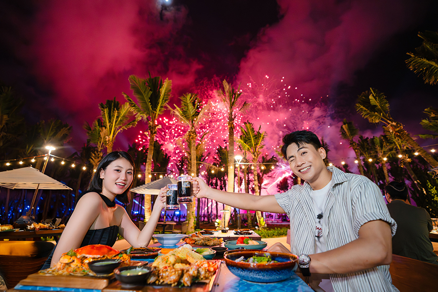 Du khách trải nghiệm ẩm thực và bia thủ công Sun Kraftbeer tại nhà hàng ven biển mới Vịnh trung tâm Cát Bà