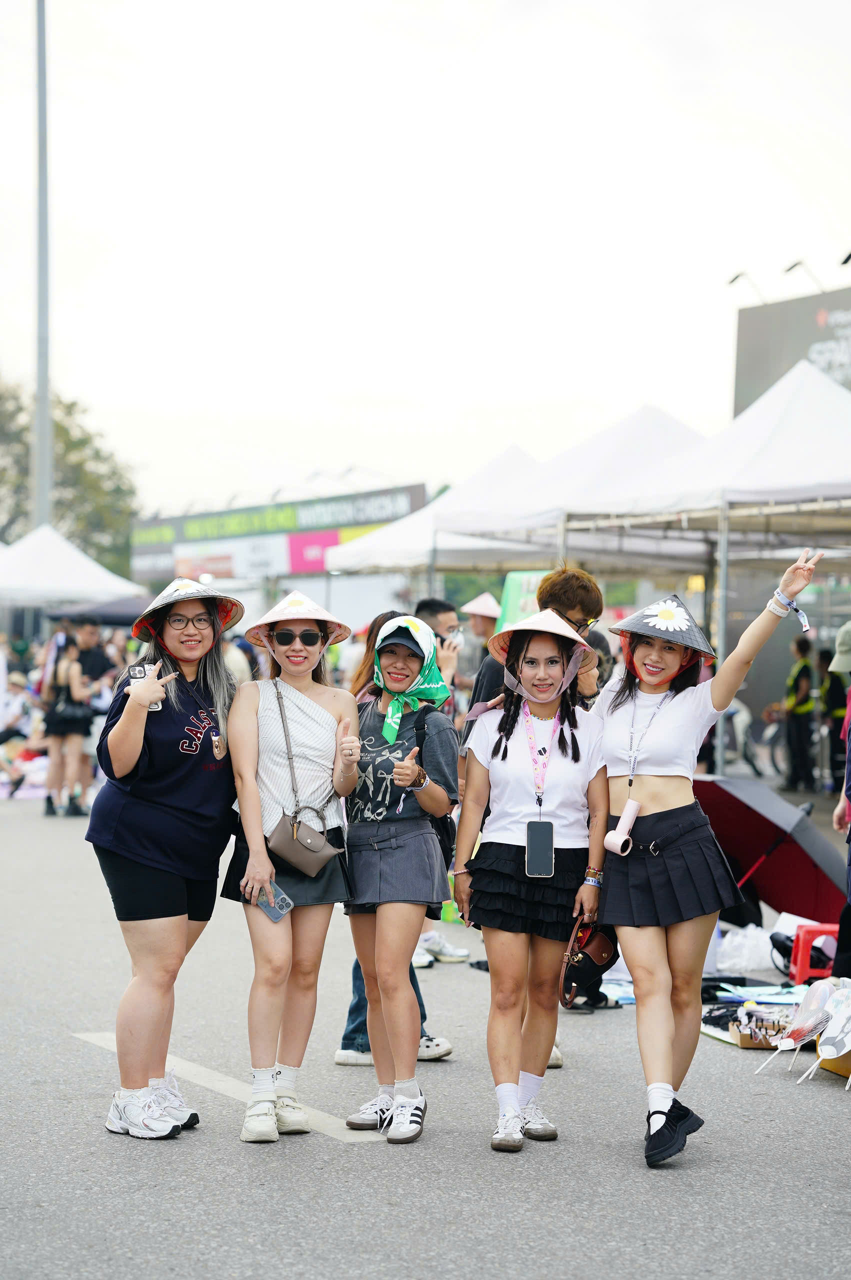 Ngay sau khi qua cổng, fan được chào đón bởi chuỗi hoạt động sôi động từ VPBank và các fandom: booth check-in sống ảo, food truck mát lạnh, khu chơi game xịn xò.