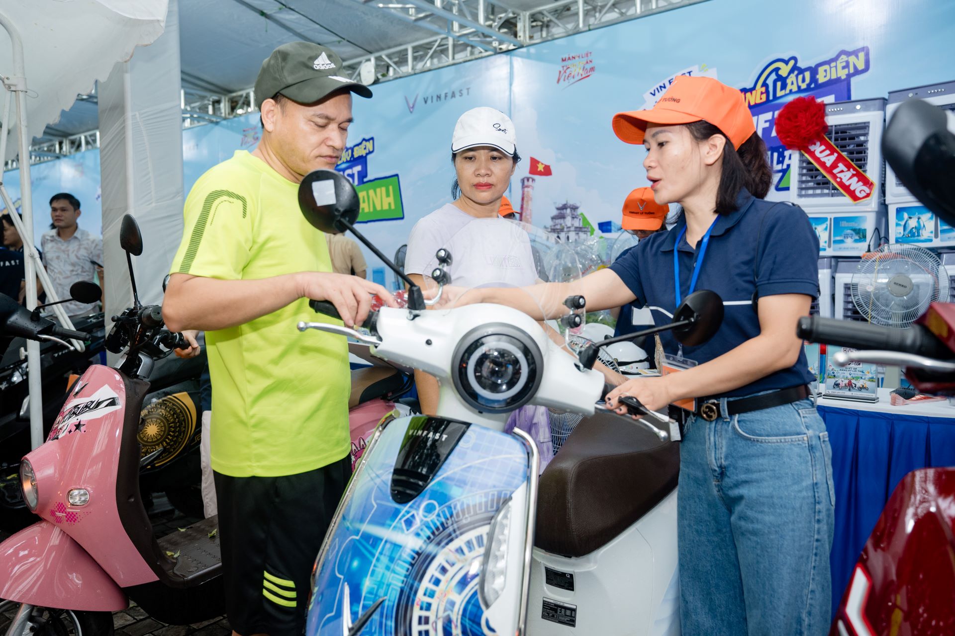 Người Hà Nội nô nức đổi xe máy xăng cũ, lên đời xe máy điện mới - 7
