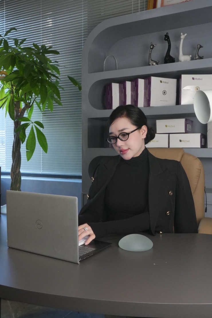 Ngoài việc chăm sóc gia đình, con cái để tấn Tài yên tâm phấn đấu sự nghiệp, Phạm Hiếu còn bận rộn với công việc riêng. Cô hiện là chủ hai cơ sở làm đẹp tại Bình Định và TP HCM.