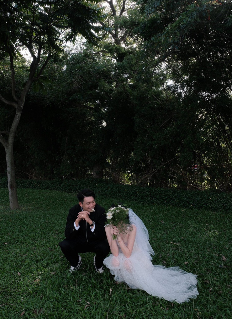Nhiều bạn bè và người theo dõi bày tỏ sự ngưỡng mộ trước tình yêu và sự yêu chiều mà Thành Chung dành cho nửa kia. "Nhìn bạn mình hạnh phúc nhỉ", cầu thủ Hà Đức Chinh bình luận, tag tên đồng đội thân thiết Trần Đình Trọng dưới bài đăng.
