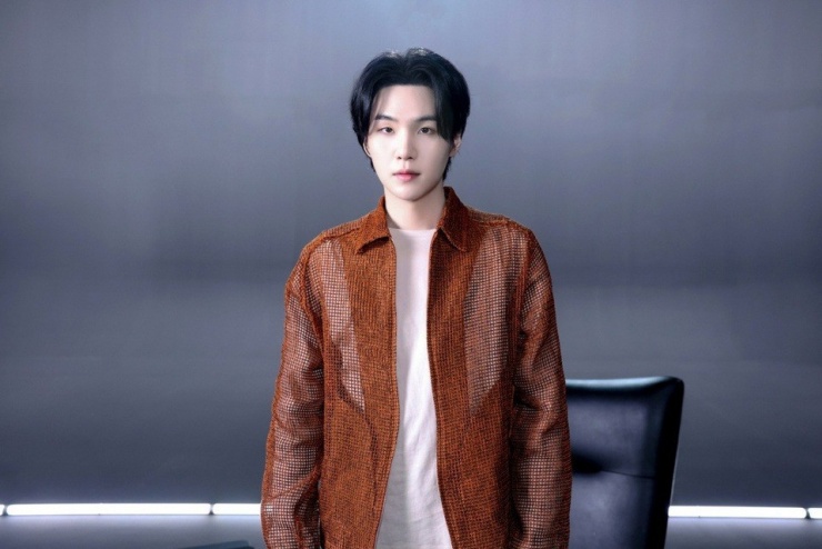 Suga chính thức hoàn thành nghĩa vụ quân sự vào sáng nay. Tuy nhiên, công ty quản lý cho biết nam idol sẽ xuất ngũ mà không có sự kiện chính thức và công khai nào diễn ra