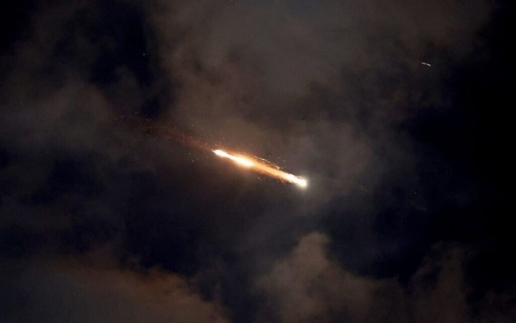 Vệt tên lửa được nhìn thấy trên bầu trời Netanya trong cuộc tấn công bằng tên lửa của Iran vào Israel ngày 21/6. Ảnh: Times of Israel