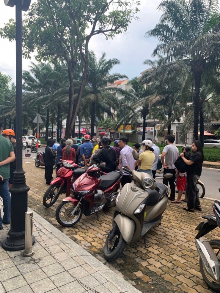 Điểm bán cua hấp trên vỉa hè TP HCM có gì đặc biệt mà khách chen kín mỗi chiều? - 1