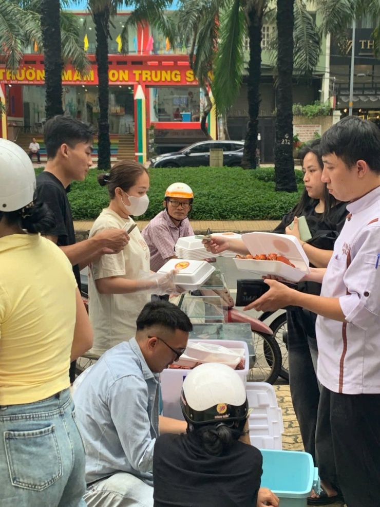 Điểm bán cua hấp trên vỉa hè TP HCM có gì đặc biệt mà khách chen kín mỗi chiều? - 3
