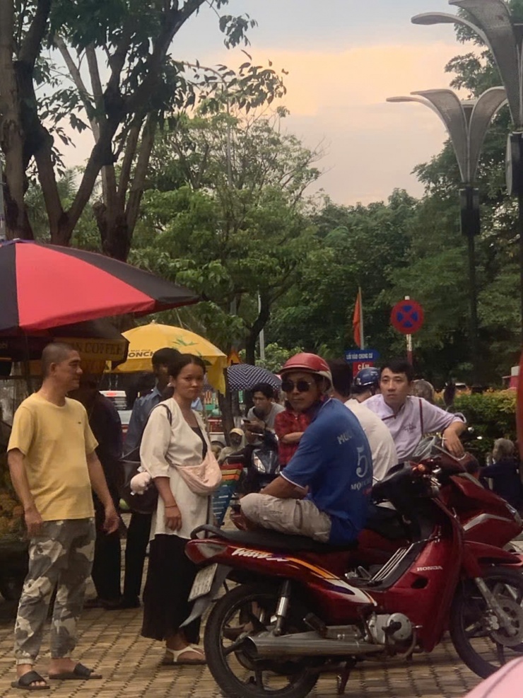 Điểm bán cua hấp trên vỉa hè TP HCM có gì đặc biệt mà khách chen kín mỗi chiều? - 2