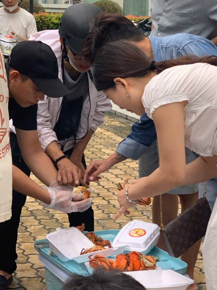 Khách hàng chen nhau mua cua vào mỗi buổi chiều