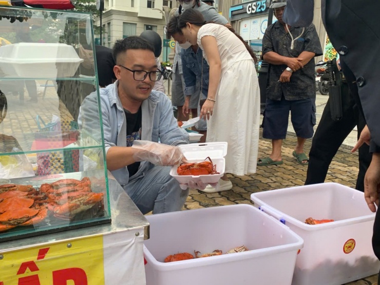 Điểm bán cua hấp trên vỉa hè TP HCM có gì đặc biệt mà khách chen kín mỗi chiều? - 6