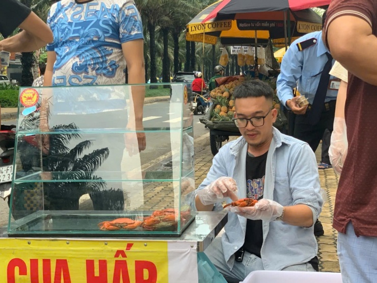 Điểm bán cua hấp trên vỉa hè TP HCM có gì đặc biệt mà khách chen kín mỗi chiều? - 5