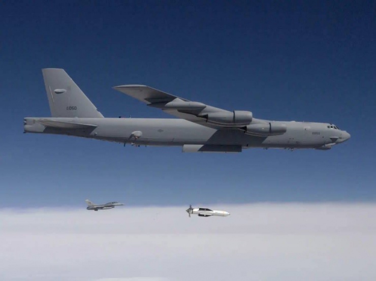 "Một chiếc B-52 thả bom GBU-57 MOP trong một cuộc thử nghiệm vũ khí tại Bãi thử tên lửa White Sands, bang New Mexico." (Bộ Quốc phòng Mỹ)