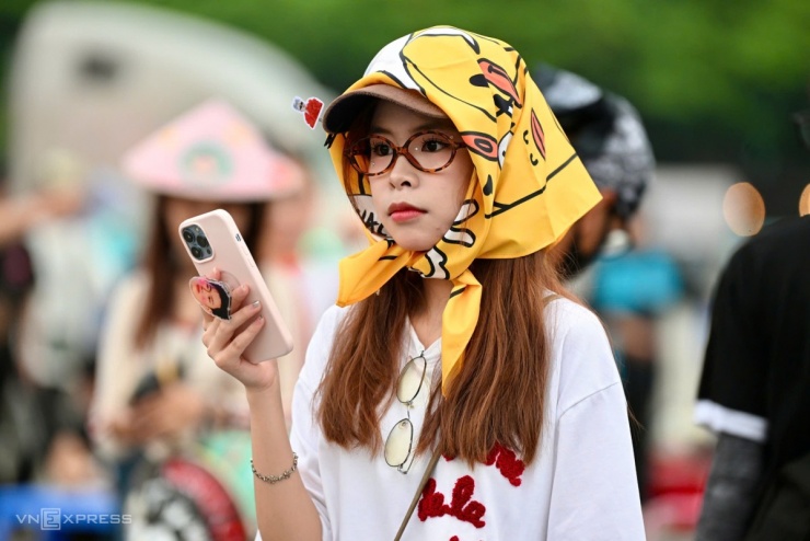 Fan Việt diện mốt 'bà thím' xem concert G-Dragon - 2
